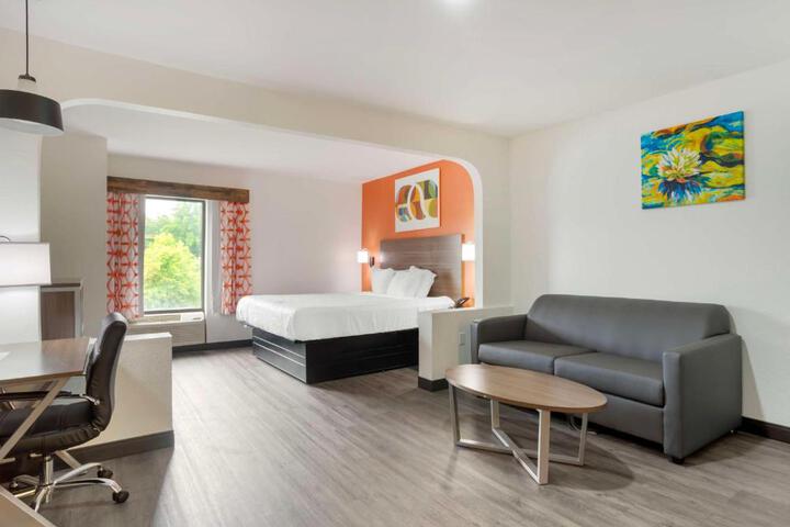 1 King Bed Microwave and Refrigerator WiFi Continental Breakfast (17 of 34)