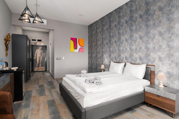 Room 5 of 19