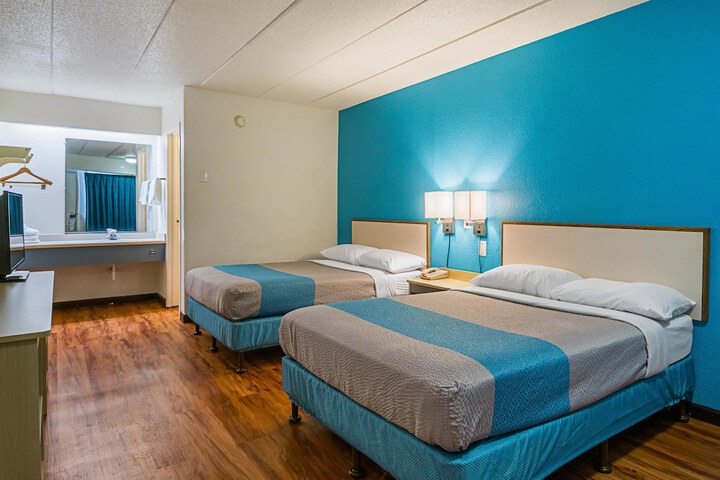2 Double Beds (10 of 17)