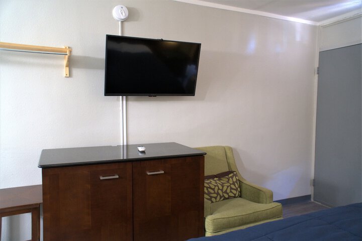 Room 4 of 12