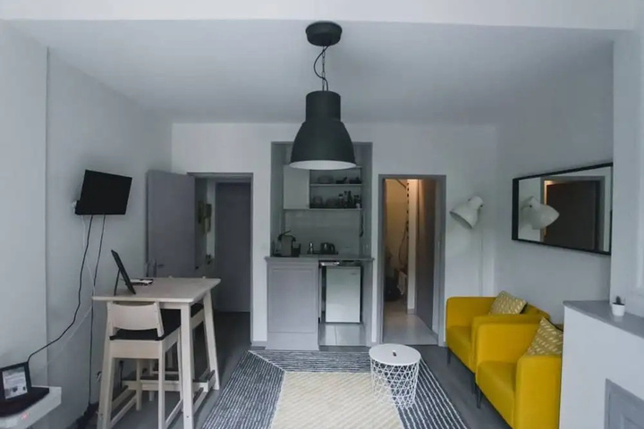 Room 4 of 18
