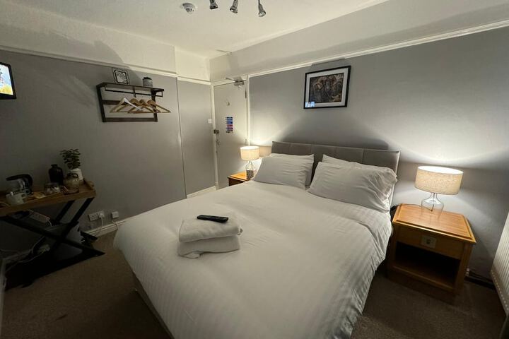 Room 2 of 8