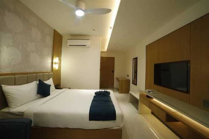 Room 13 of 37