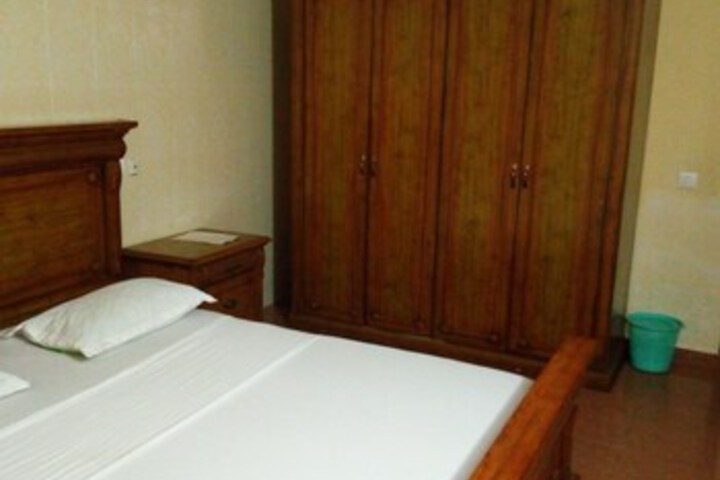 Room 9 of 12