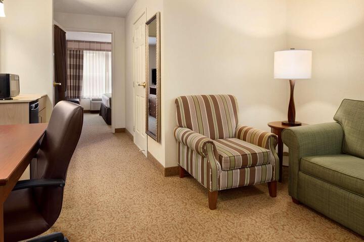 1 King Bed Accessible (3 of 10)