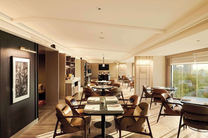 Lounge 99 of 106