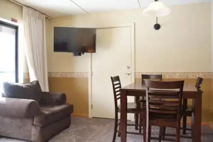 Room 4 of 9