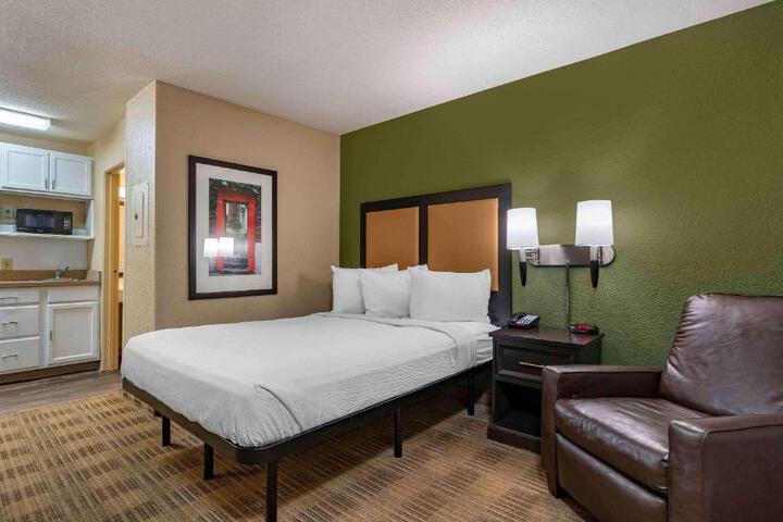 Studio Queen Bed (8 of 8)