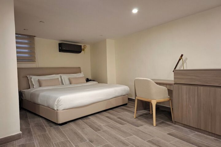 Room 8 of 118
