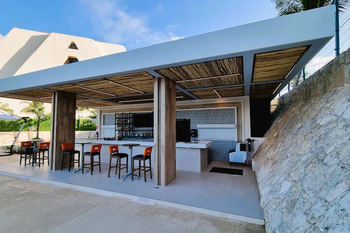 Lounge 11 of 51