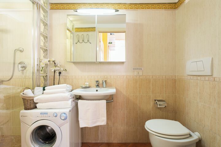 Room 2 of 10