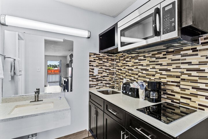 1 Queen Bed Kitchen (24 of 30)