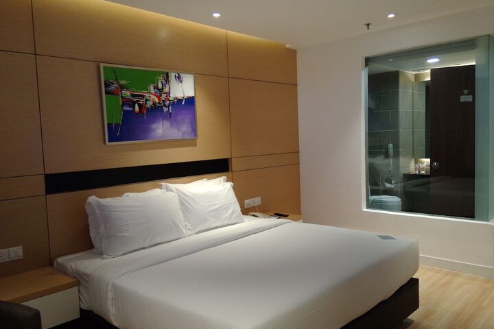Room 7 of 32