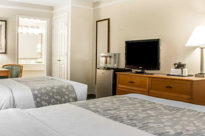 2 Double Beds (1 of 12)