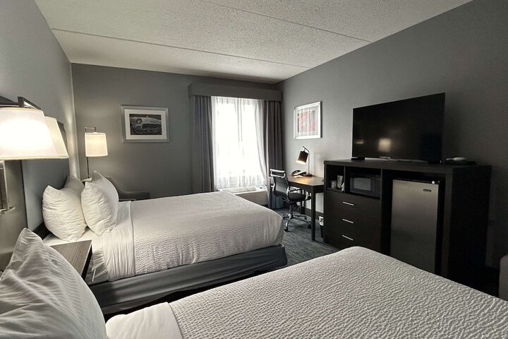2 Queen Beds Microwave and Refrigerator WiFi Full Breakfast (3 of 12)