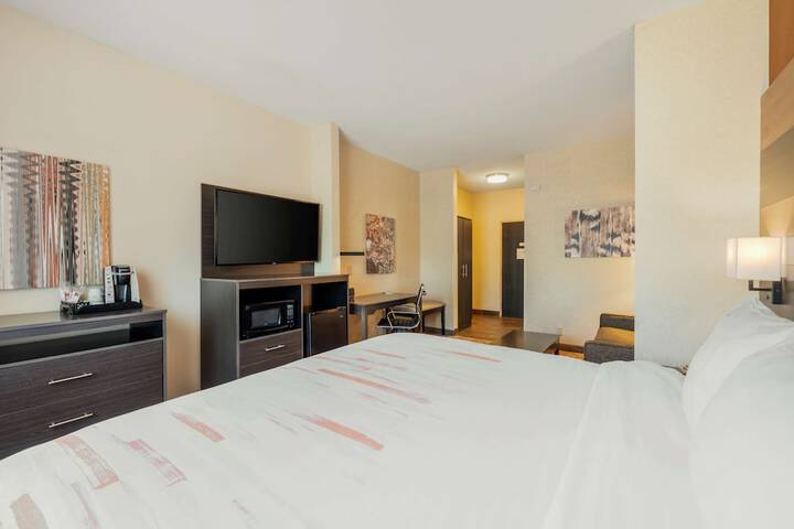 Accessible 1 King Mobility Accessible Bathtub Microwave and Refrigerator Full Breakfast (2 of 17)