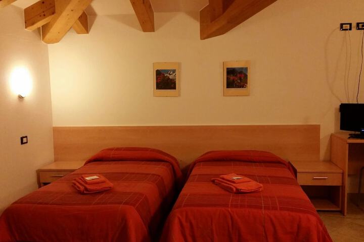 Room 2 of 31