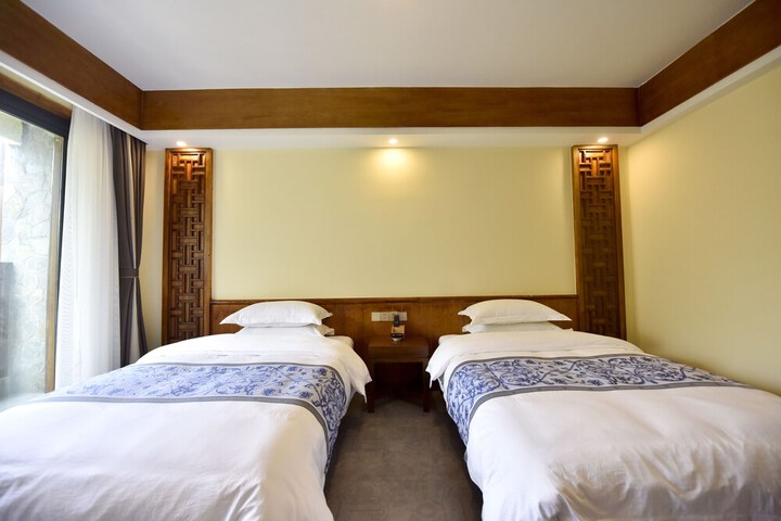 Room 18 of 153