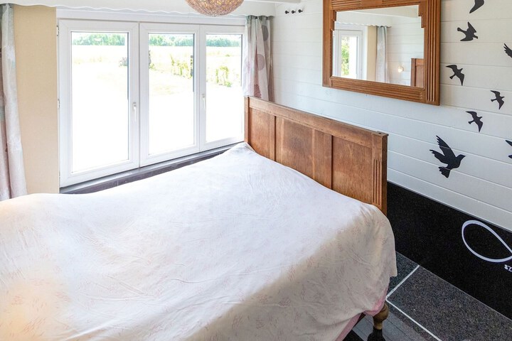 Room 6 of 74