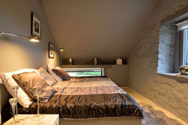 Room 4 of 33