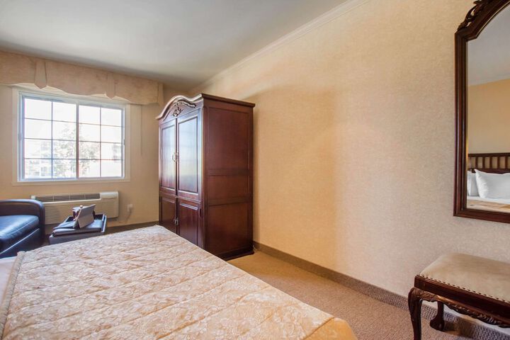 1 Queen Bed Accessible (26 of 27)