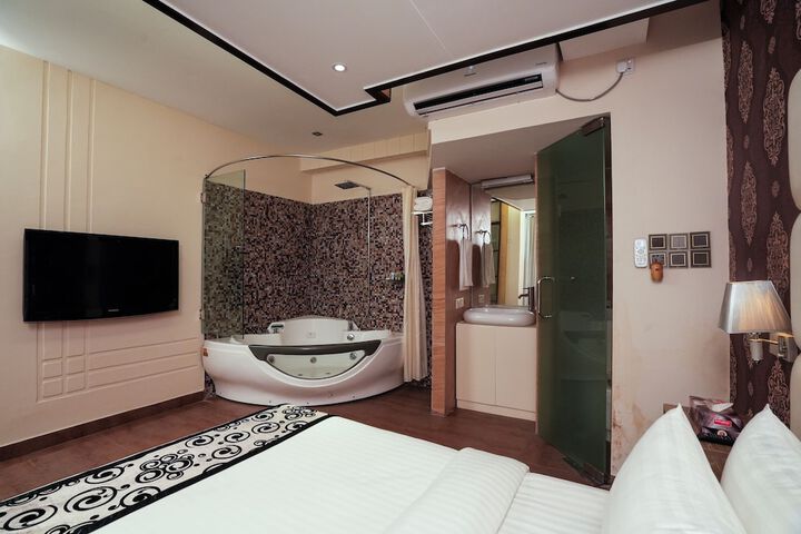 Room 27 of 49