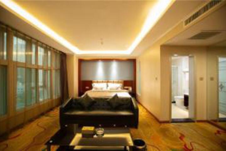 Room 7 of 8