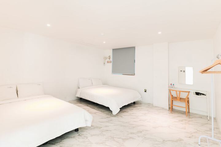 Room 16 of 40