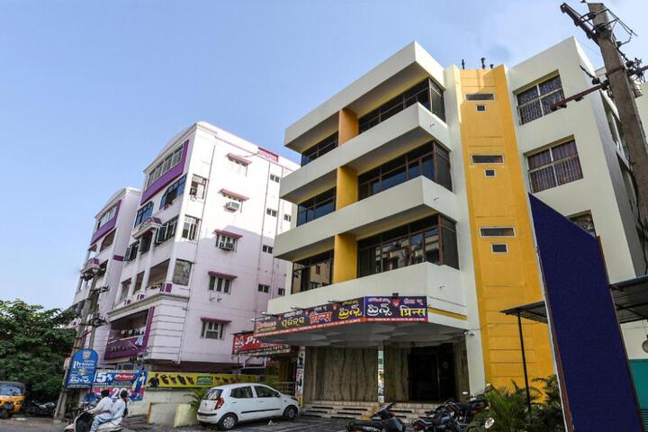 OYO 18698 Hotel New Prince
