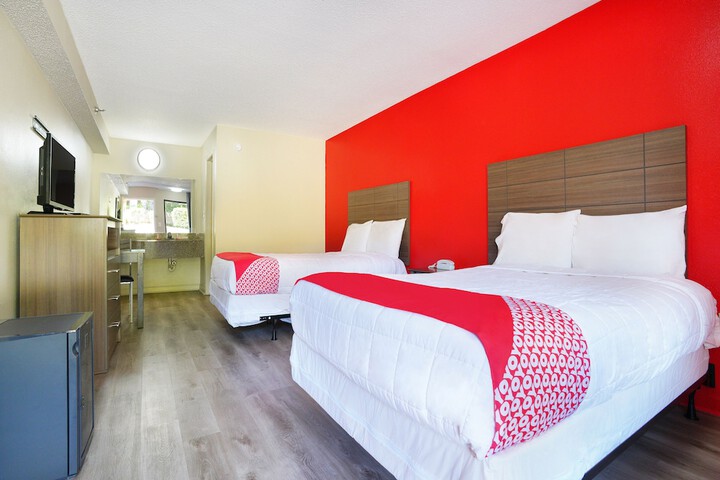 1 Queen Bed (11 of 19)