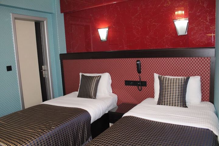Room 5 of 33