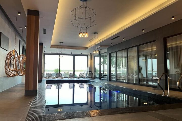 Pool 76 of 136