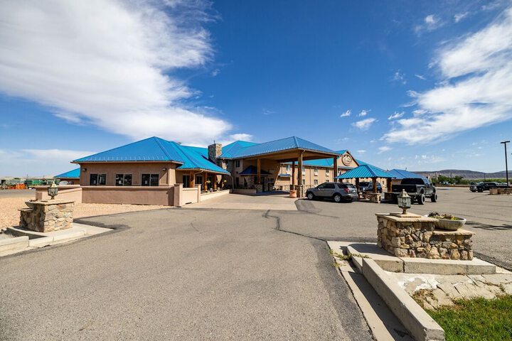 Blue Mountain Inn & Suites