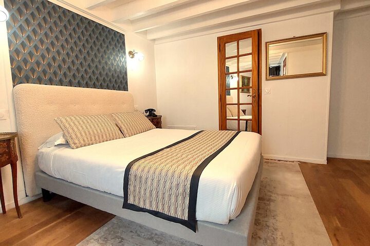 Room 8 of 27