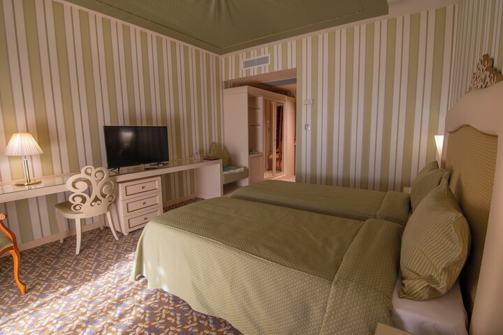 Room 32 of 68