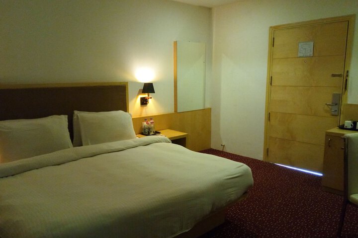 Room 16 of 33
