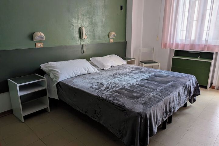 Room 6 of 26