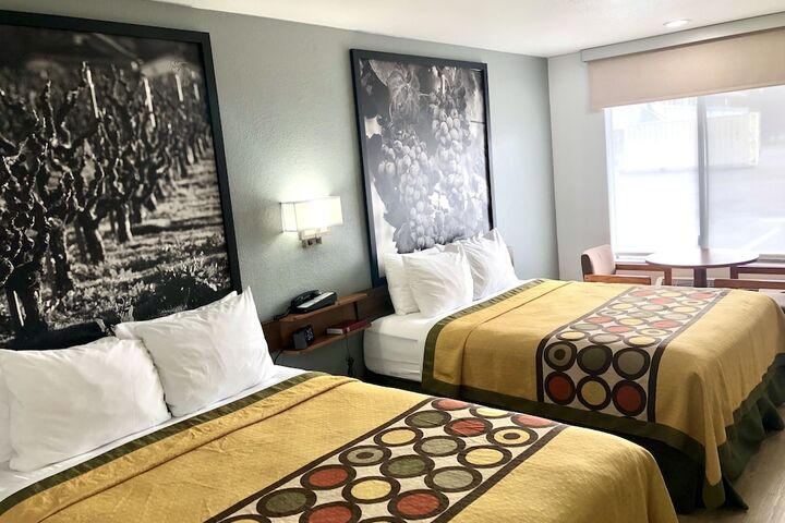 1 Queen Bed (30 of 49)