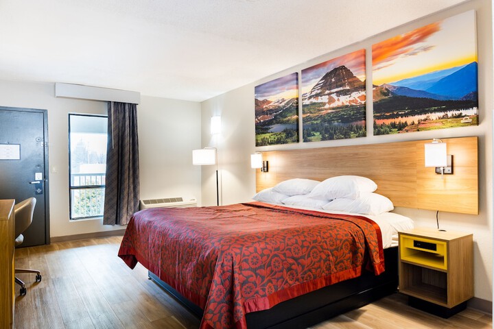 Modern Kingbed (3 of 19)