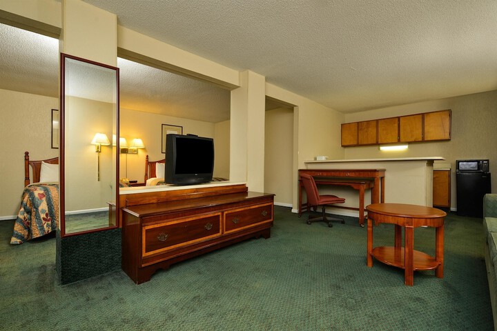 1 King Bed (3 of 4)