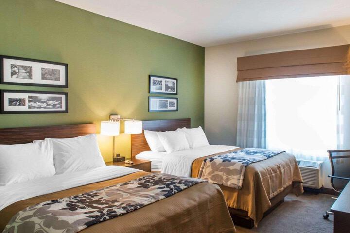 1 Queen Bed Accessible (10 of 11)