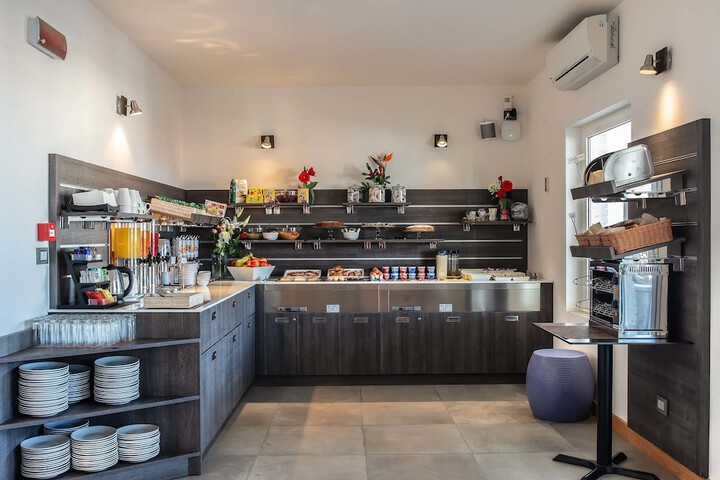Breakfast/Coffee Service 100 of 122