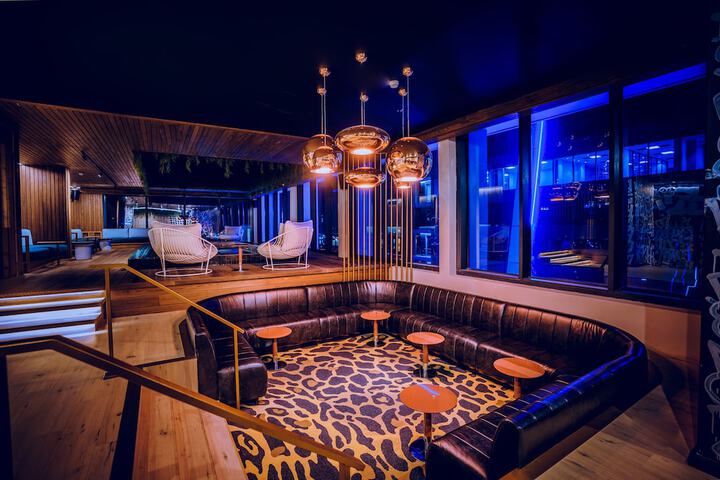Lounge 132 of 143
