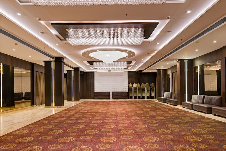 Ballroom/Hall 94 of 117