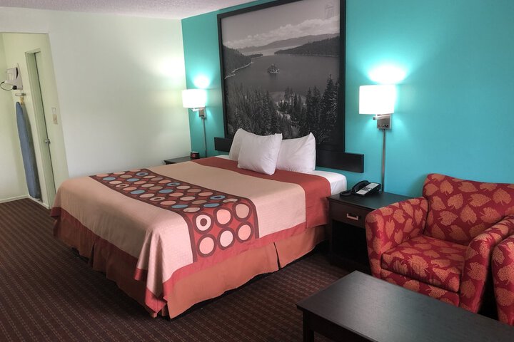 Room 11 of 28