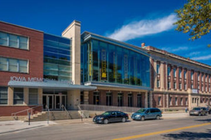 Exterior of Iowa House Hotel
