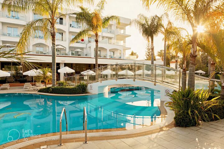 Hotel with Pool