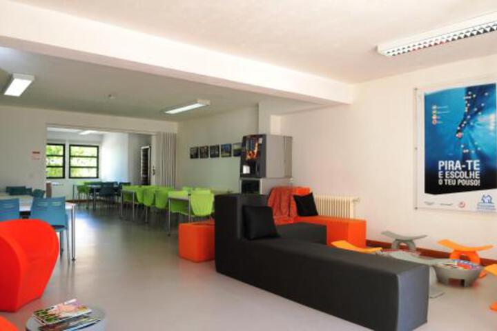 Lounge 27 of 28
