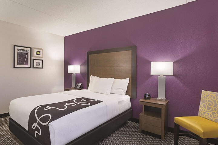 1 Queen Bed (3 of 24)