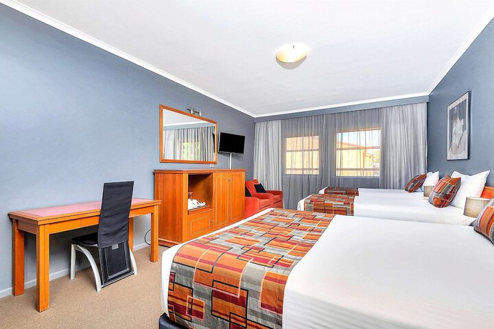 Room 6 of 28